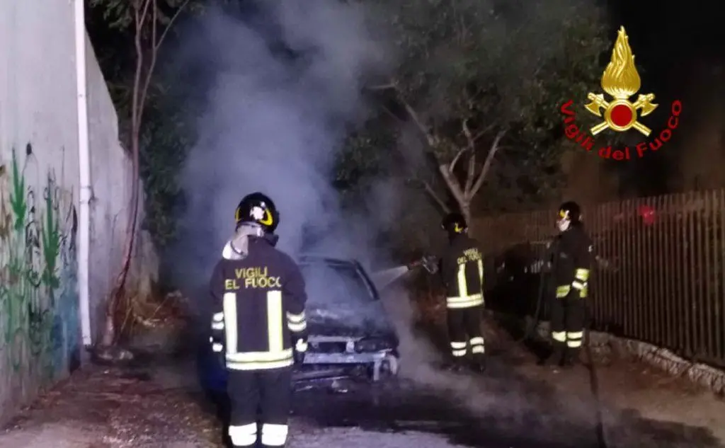 L'auto è andata completamente distrutta