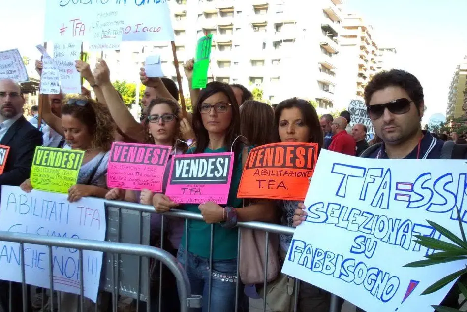 La protesta dei precari della scuola a Palermo
