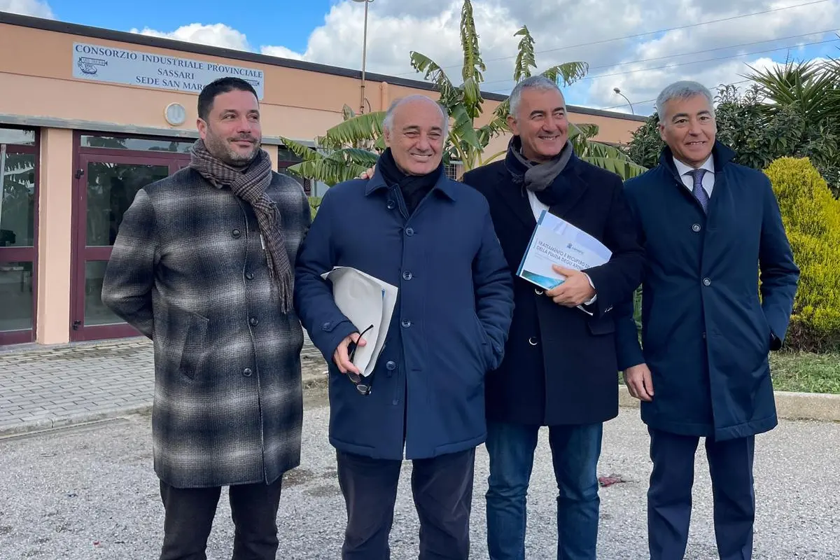 L'ex sindaco Conoci nel giorno della presentazione del progetto con l'ex assessore all'Ambiente Montis, l'ex amministratore della Provincia di Sassari Pietro Fois e il presidente del Consorzio industriale Valerio Scanu (foto Fiori)