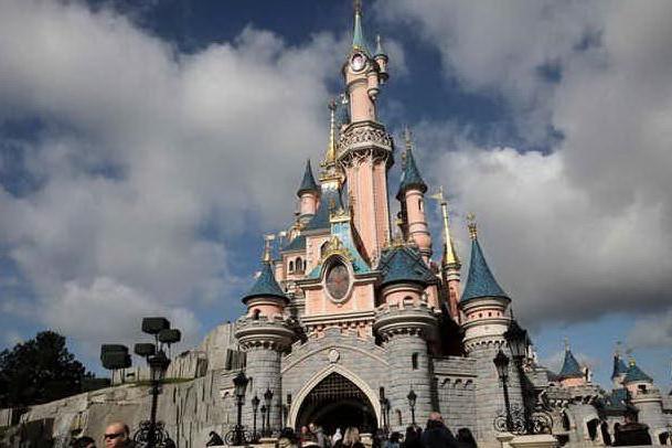 Parigi, a Disneyland il nuovo &quot;vaccinodromo&quot;
