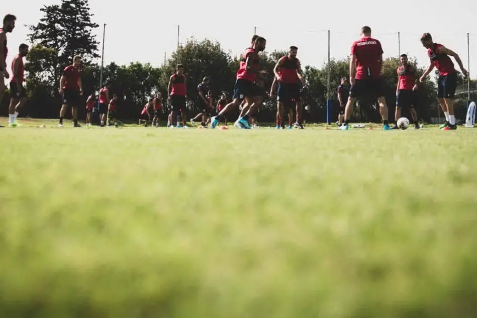 Il Cagliari in allenamento (foto Twitter)