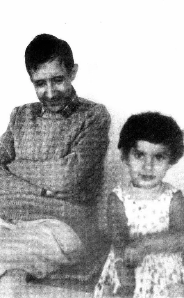 Antonio Pigliaru con la figlia ad Alghero nel 1968 (archivio L'Unione Sarda)