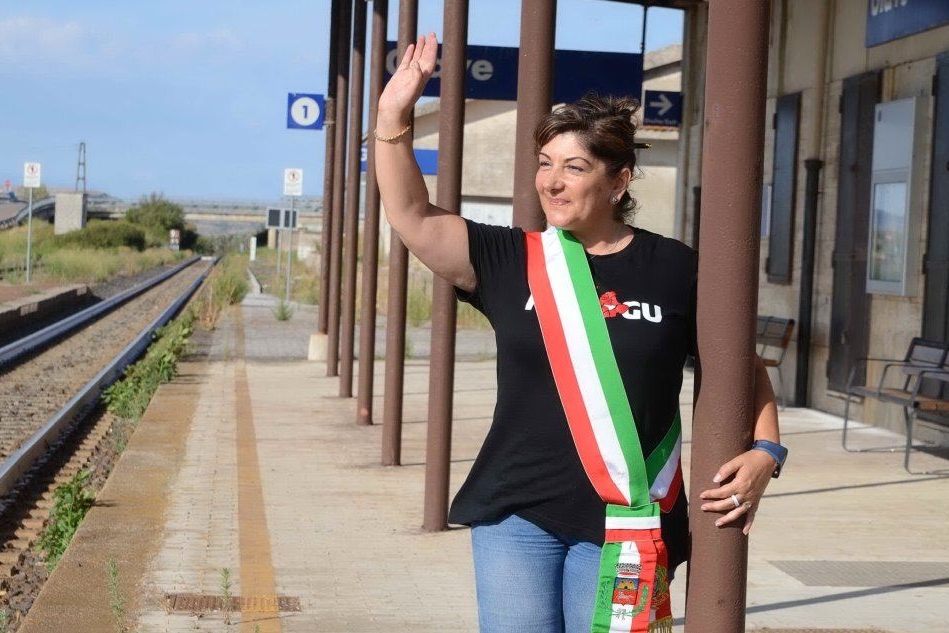 Il sindaco Maria Antonietta Uras alla stazione di Giave