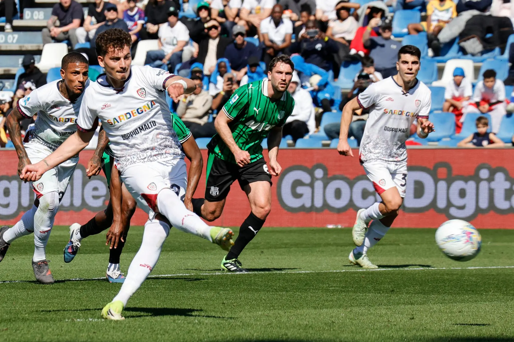 Il rigore con cui Sebastiano Esposito aveva sbloccato Sassuolo-Cagliari (foto Ansa)