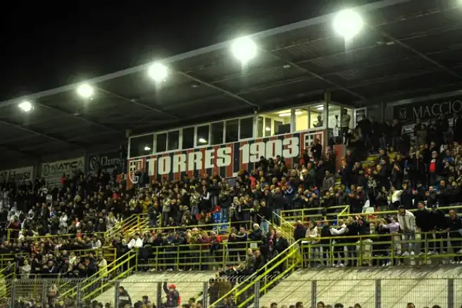 Lo stadio "Vanni Sanna" in notturna (foto Torres)