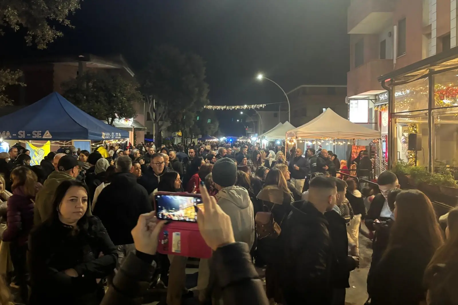 Folla in via Giardini a Sinnai (foto Serreli)