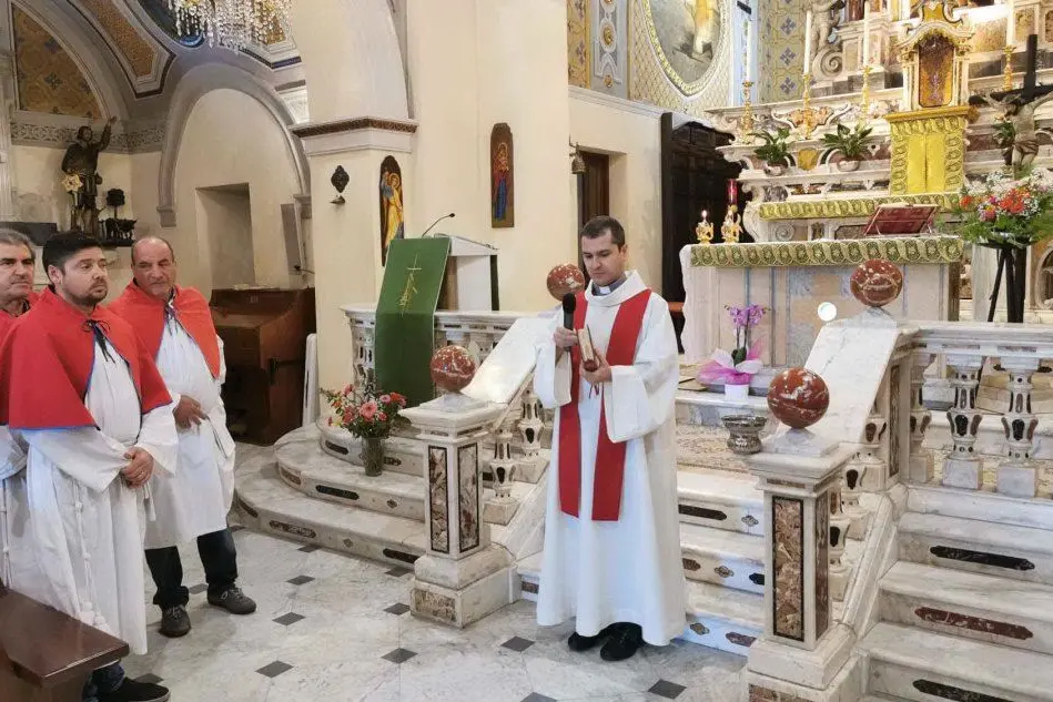 Il parroco don Nicola Demelas nella chiesa di Mogoro (L'Unione Sarda - foto Pintori)