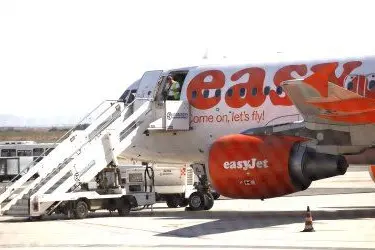 L'aereo della compagnia EasyJet dopo l'atterraggio d'emergenza