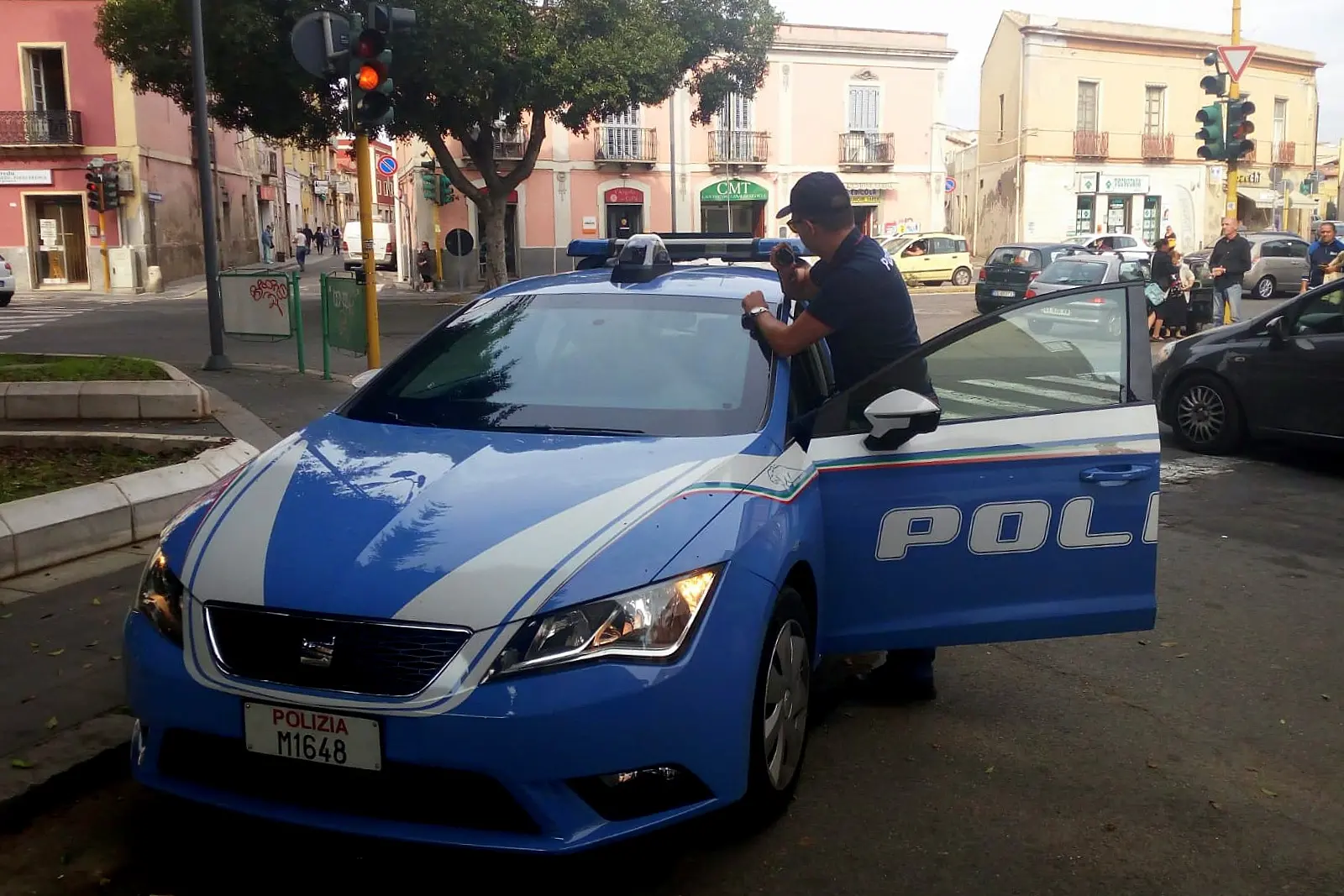 Una volante della Polizia in piazza Italia a Pirri (archivio L'Unione Sarda)