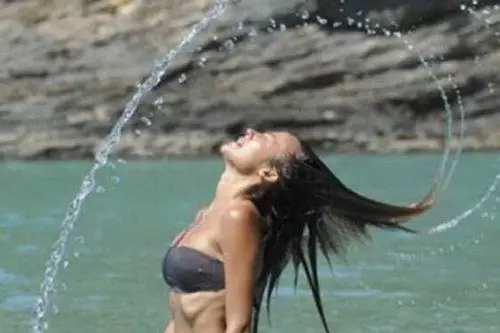 Giorgia Palmas sexy sull'Isola dei Famosi