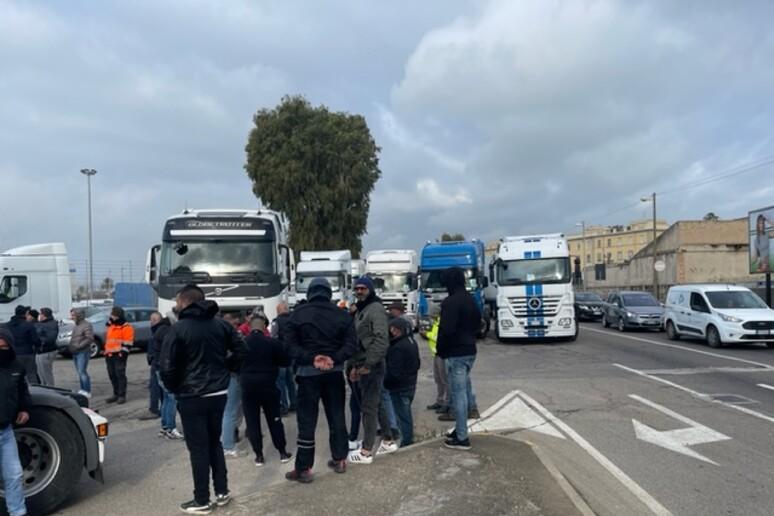 Gasolio alle stelle, autotrasportatori pronti a incrociare le braccia: «Così viaggiamo in perdita»