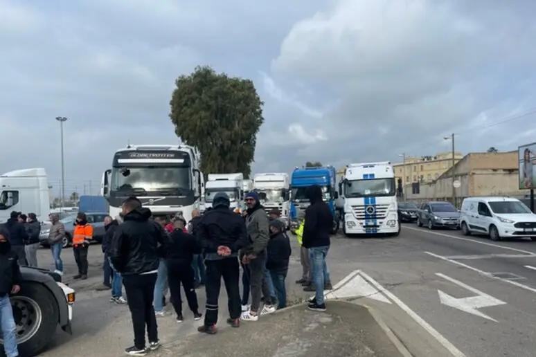 Una protesta davanti al porto di Cagliari (foto Ansa)