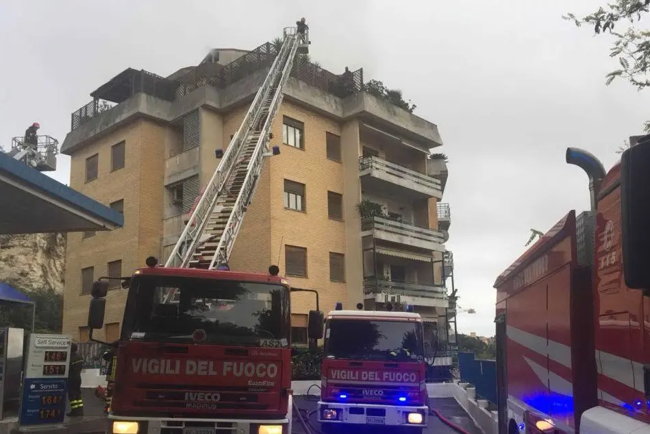 Cagliari, attico a fuoco in viale Merello: danni ingenti