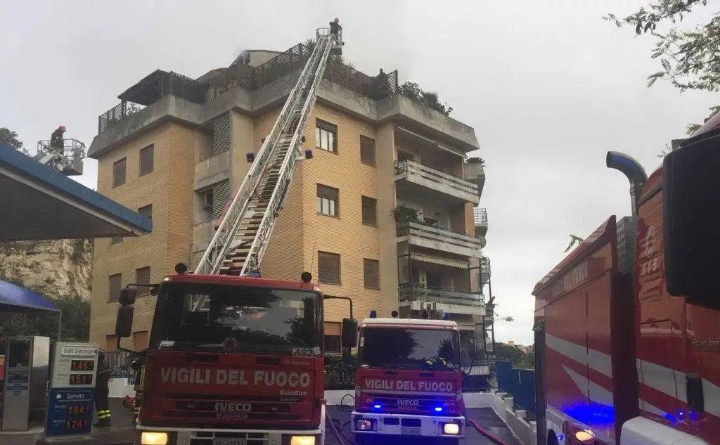 Cagliari, attico a fuoco in viale Merello: danni ingenti