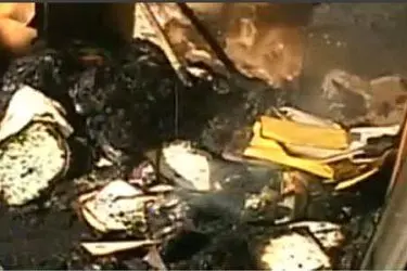I resti dell'auto distrutta dalle fiamme