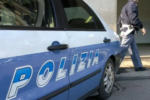 Preparava la droga a casa del nonno, spacciatore in arresto a Cagliari (foto Ansa)