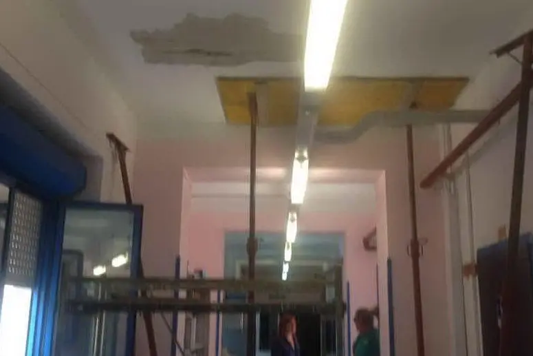 Il soffitto danneggiato nella scuola di Porto Torres