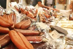 bottarga esposta in un mercato