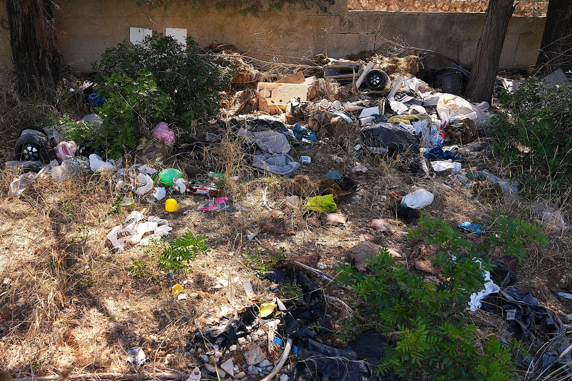 Parte della discarica nella strada vicinale Murruzzulu