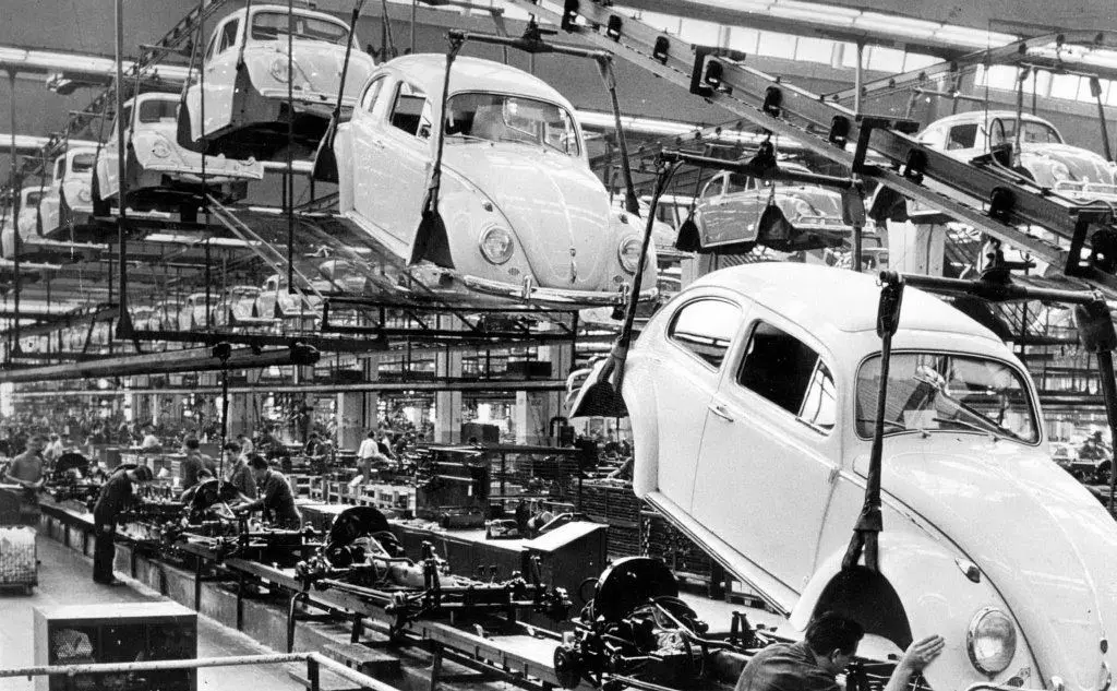 L'assemblaggio del Maggiolino nello stabilimento Volkswagen di Wolfsburg, in Germania, nel 1966. (Foto Ansa)