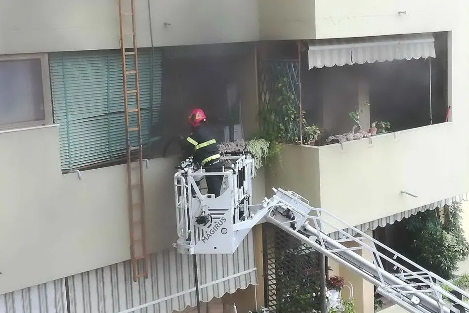 L'appartamento andato a fuoco (foto L'Unione Sarda - Piras)
