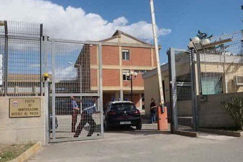 Rissa nel centro accoglienza di Monastir: due migranti feriti a bottigliate