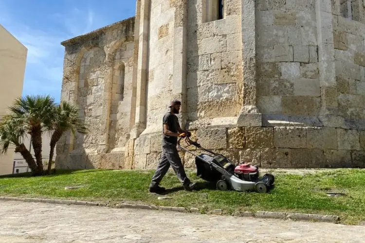 Rasatura erba a San Gavino (foto concessa)