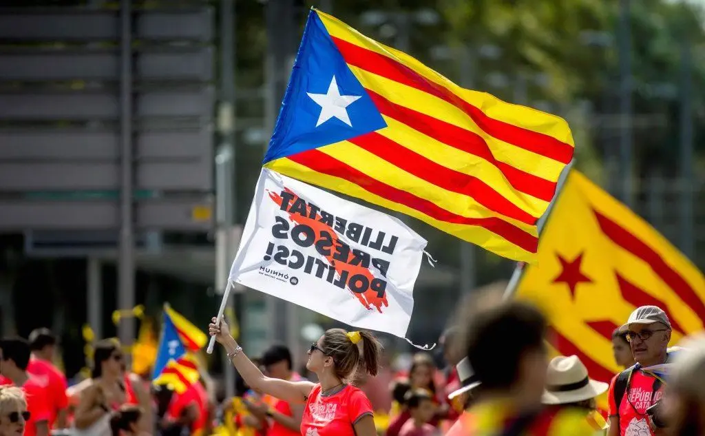 Diverse persone ne hanno approfittato per manifestare contro il governo centrale di Madrid