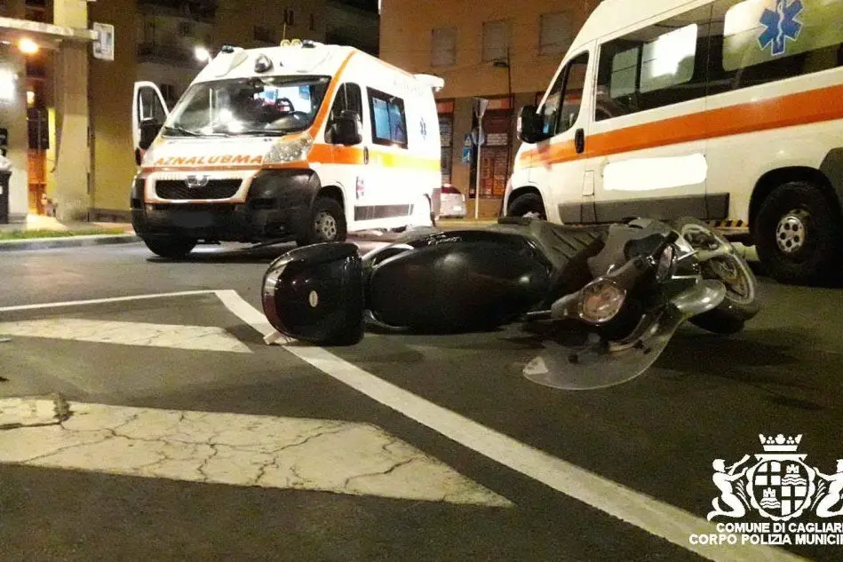 La moto coinvolta nell'incidente (foto polizia municipale di Cagliari)