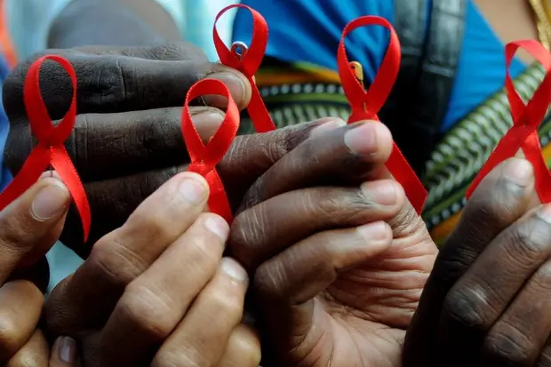 E' il 28 agosto del 1981 quando il National Centers for Disease Control annuncia un'alta incidenza di Pneumocisti e Sarcoma di Kaposi negli uomini gay. Ben presto vengono riconosciuti i sintomi di una malattia del sistema immunitario, l'Aids. L'infezione esisteva da tempo, ma non era mai stata identificata. Per anni raggiunse percentuali di mortalità vicine al 100%.  Nel 1996 fu messa in commercio la prima terapia che arrestava gli effetti mortali del virus: la mortalità, nel corso degli anni successivi e degli sviluppi farmacologici, decrebbe drasticamente nei Paesi sviluppati ma non in quelli in via di sviluppo. Qui invece è rimasto sempre diffuso il contagio. Tra le vittime più celebri nel 1985 l'attore statunitense Rock Hudson, il primo personaggio famoso a confessare pubblicamente di essere malato di AIDS, e nel 1991 la rockstar Freddie Mercury, cantante e frontman dei Queen, morì per una malattia correlata all'AIDS dopo aver annunciato la malattia soltanto il giorno precedente.  (Unioneonline/D)