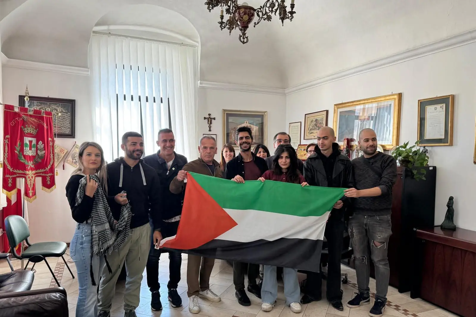 I rappresentanti delle tre associazioni culturali e il sindaco Riccardo Uda (foto Oggianu)