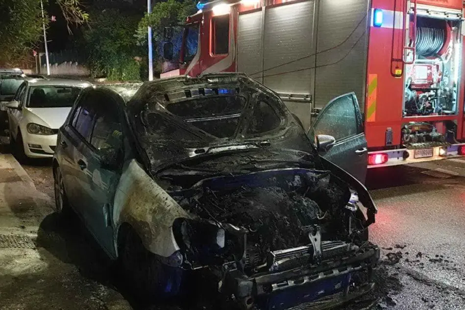 L’auto incendiata questa notte (L'Unione Sarda - Scano)
