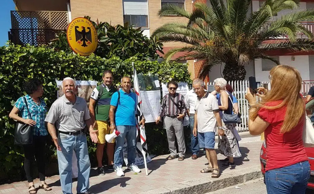 Una manifestazione degli antimilitaristi al consolato tedesco di Cagliari (Simone Farris)
