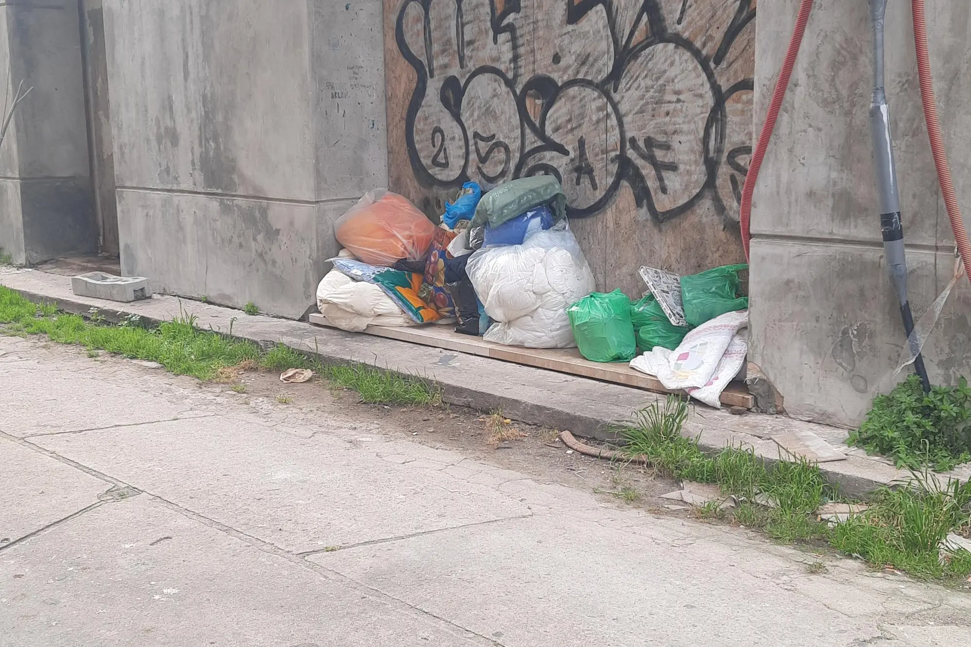 Rifiuti nel centro storico (foto Careddu)