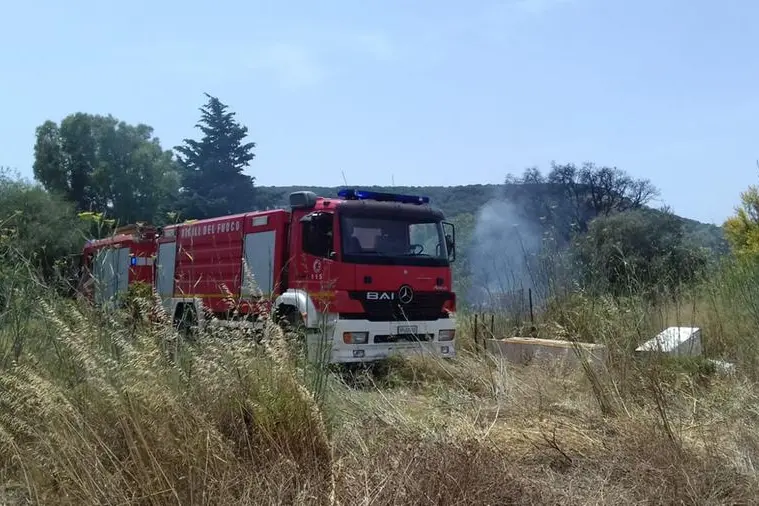 L'intervento dei vigili del fuoco di Carbonia (L'Unione Sarda - Scano)