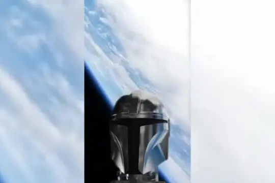 Star Wars, una replica del casco mandaloriano lanciata nello spazio