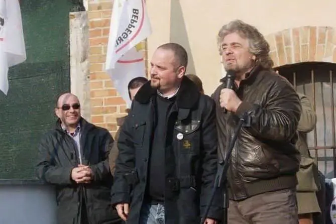David Borrelli accanto a Beppe Grillo