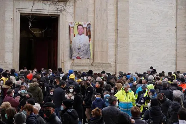 Il funerale di don Alberto (foto Serreli)