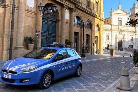 La polizia davanti al Comune di Caltanissetta (Ansa)