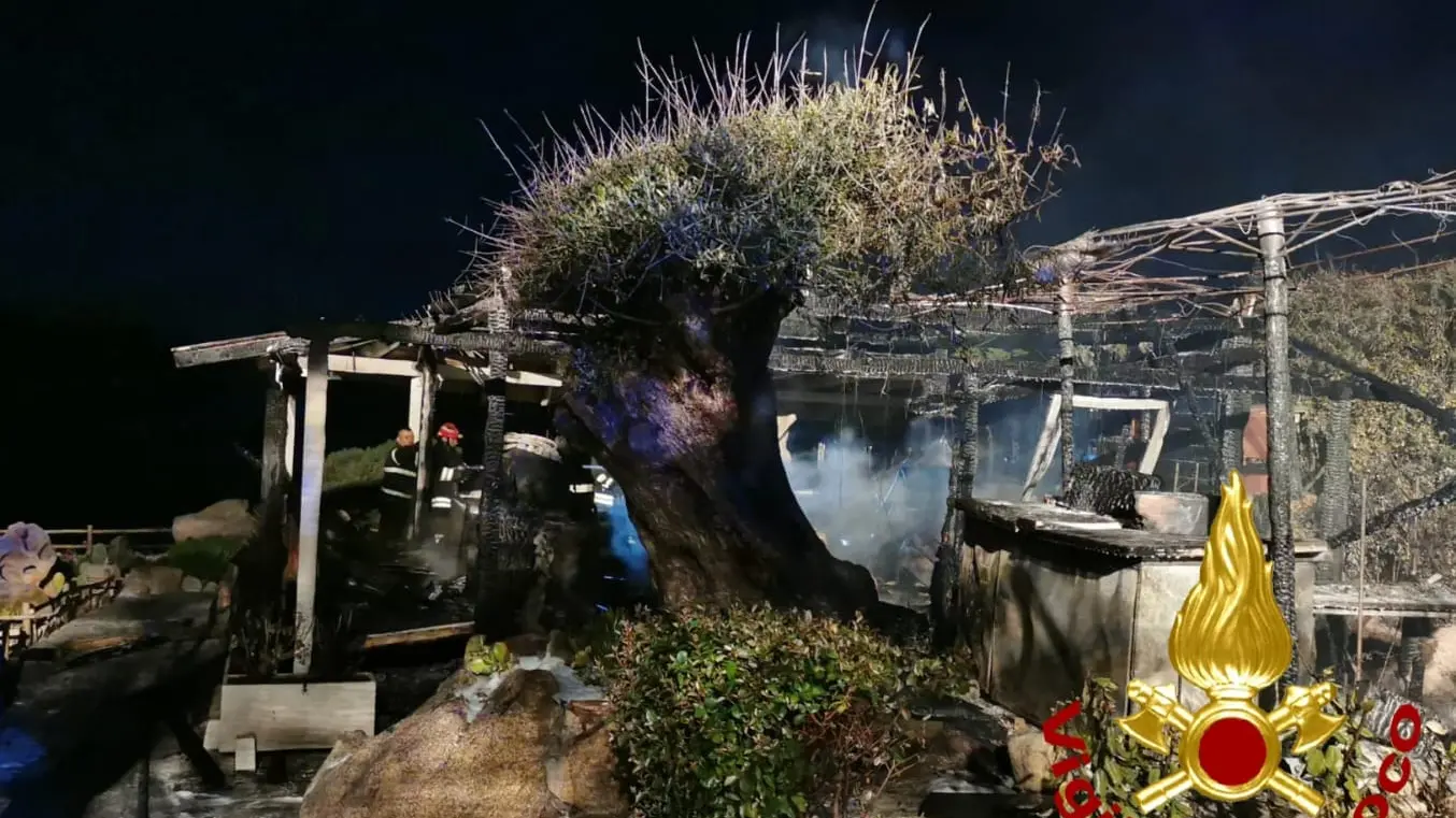 Baia Sardinia, chiosco in riva al mare distrutto dalle fiamme