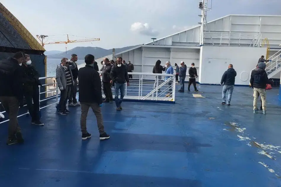 I passeggeri a bordo del traghetto "Athara"