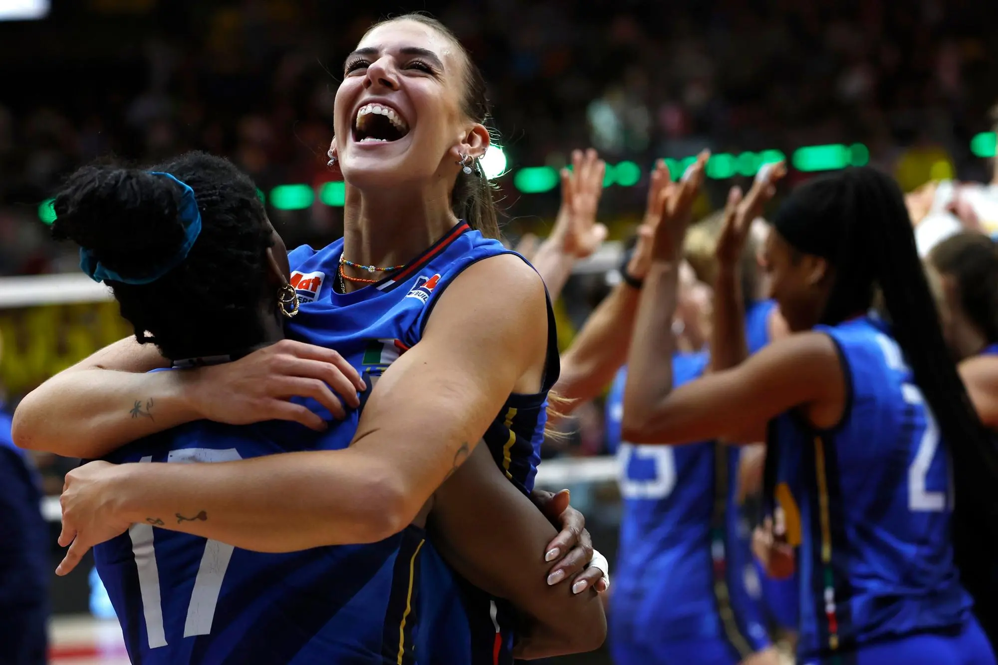 Alessia Orro esulta con Myriam Sylla durante la finale dei Mondiali di volley fra Italia e Turchia (foto Ansa)