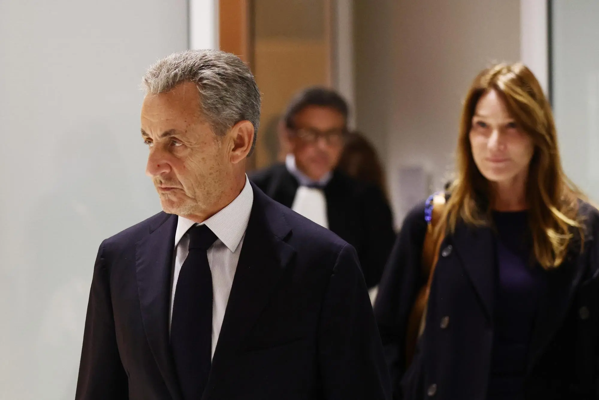 epa12404553 Former French president Nicolas Sarkozy (L) and his wife, Carla Bruni-Sarkozy, at the courthouse in Paris, France, 25 September 2025. Sarkozy and twelve others, including three former ministers, stood trial for criminal conspiracy to receive funds for the 2007 presidential campaign from the regime of late Libyan leader Muammar Gaddafi, and he has now been sentenced to five years in jail for his role in the case involving funds from Gaddafi. Sarkozy has been convicted twice in separate cases since leaving office in 2012. EPA/TERESA SUAREZ