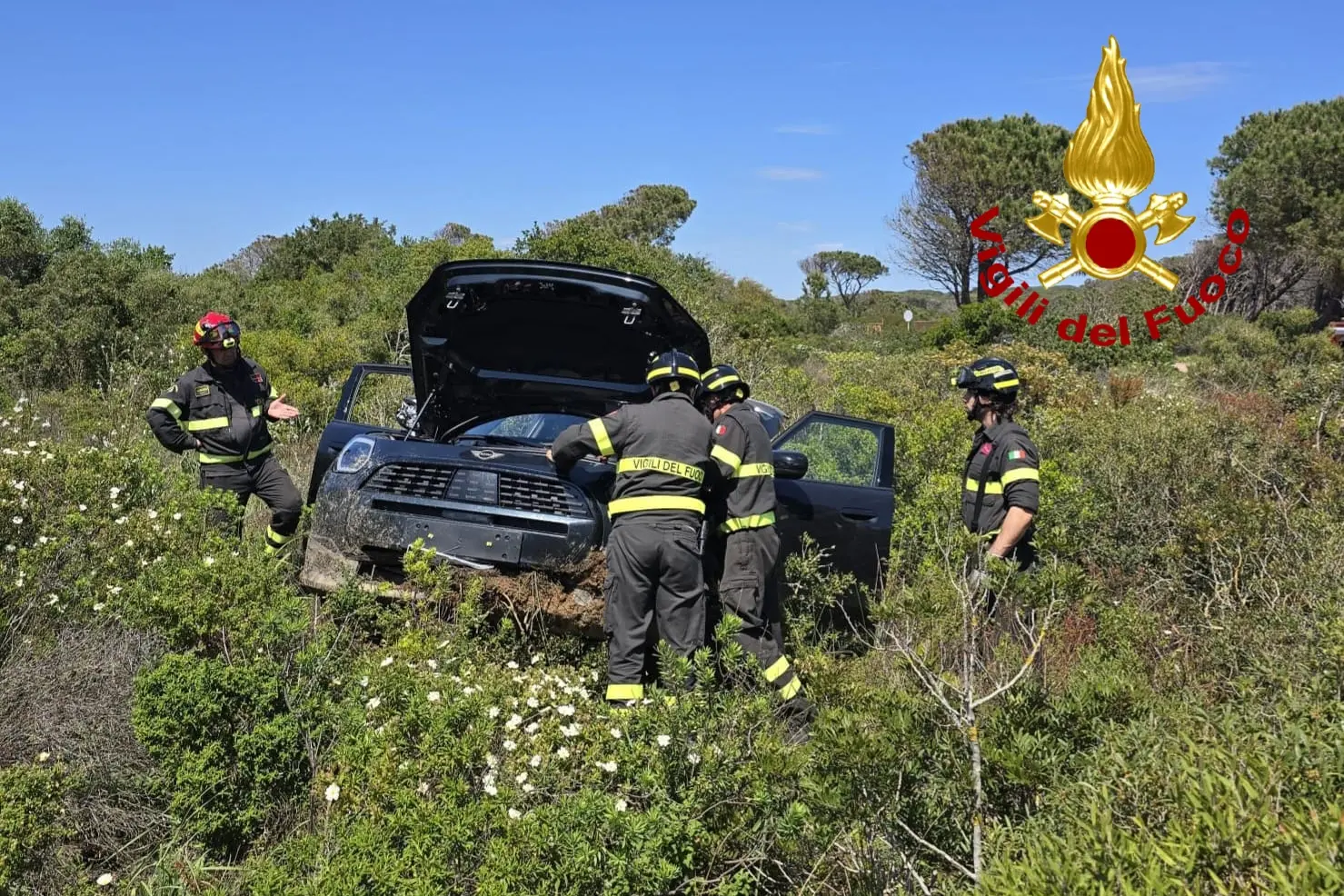 Auto fuori strada a Caprera (foto vigili del fuoco)