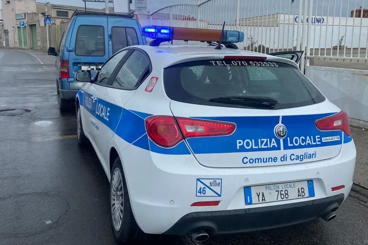Un veicolo fermato dalla Polizia locale di Cagliari (L'Unione Sarda)