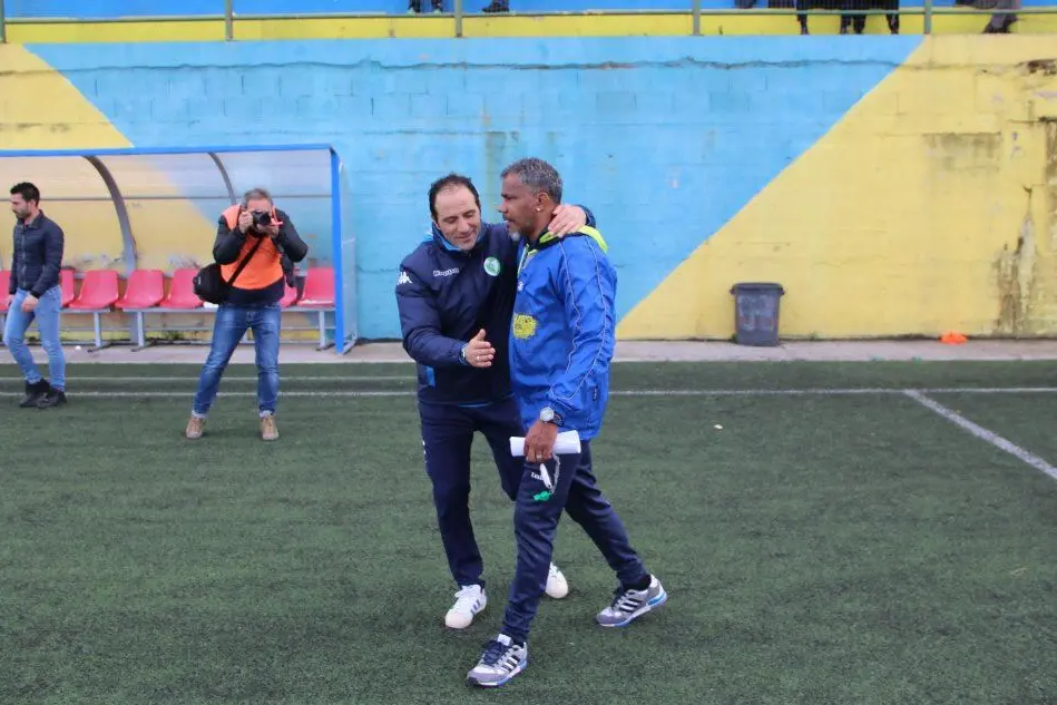 Lulù Oliveira con Sebastiano Pinna, altro ex del Cagliari (foto Andrea Serreli)