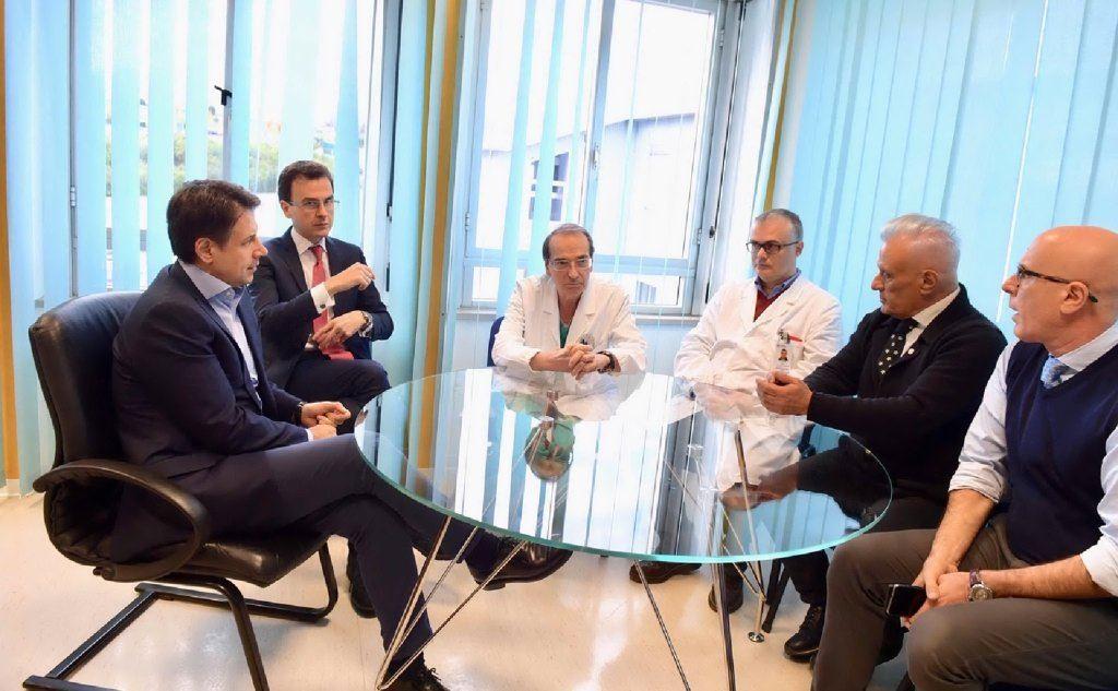 Il presidente del Consiglio Giuseppe Conte durante la visita ai feriti all'ospedale Torrette di Ancona (Ansa)