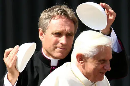 Papa Benedetto XVI e il suo segretario don Georg Gaenswein (Ansa - Ferrari)
