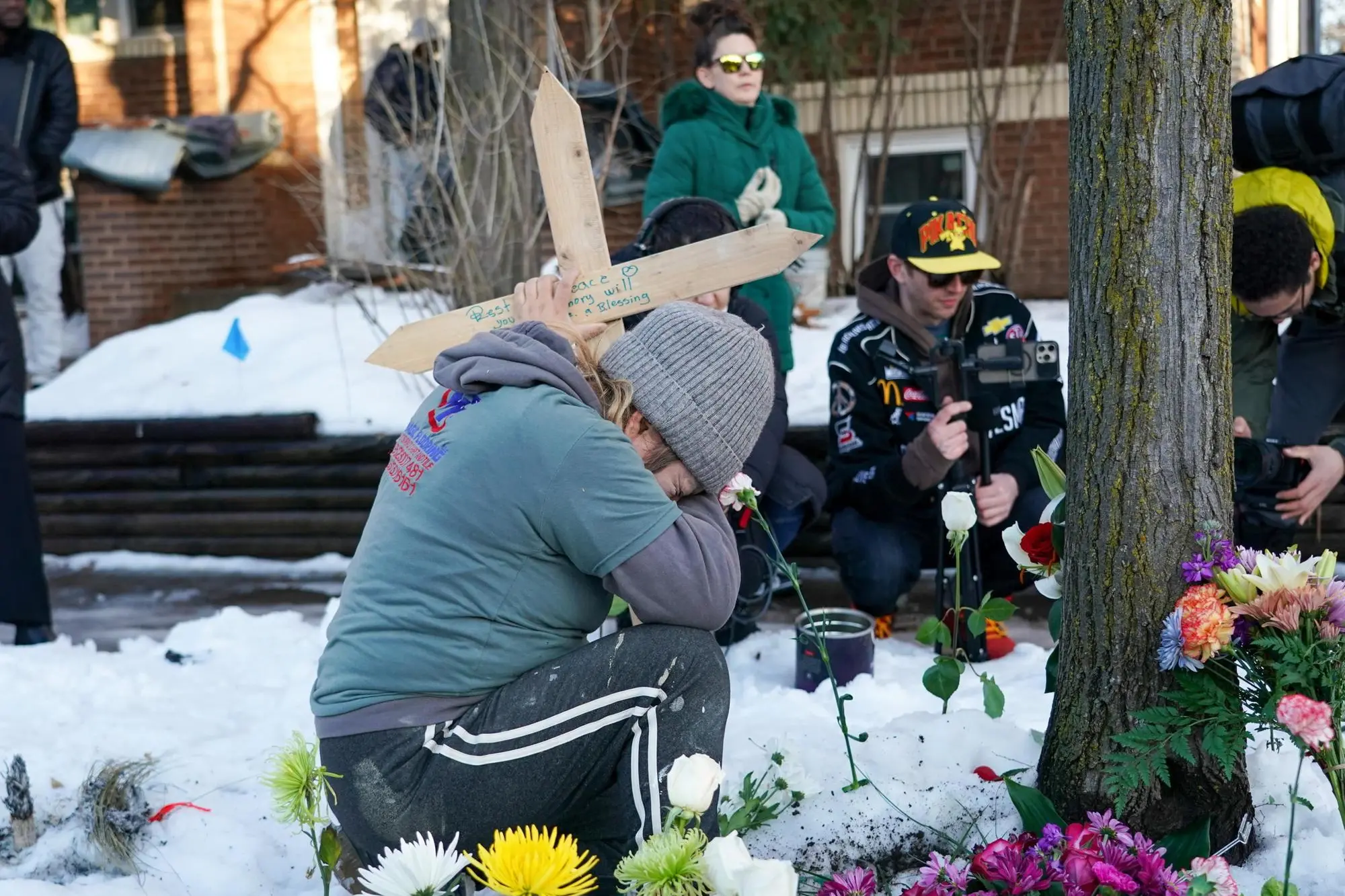 Dolore a Minneapolis dopo la sparatoria (Ansa-Epa)