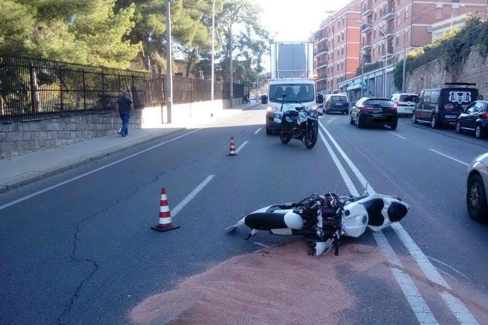 Cagliari, moto contro furgone. Grave un giovane centauro
